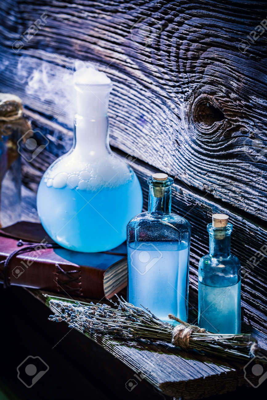 ハロウィンのための魔女のコテージで魔法の青のポーションのクローズアップ の写真素材 画像素材 Image