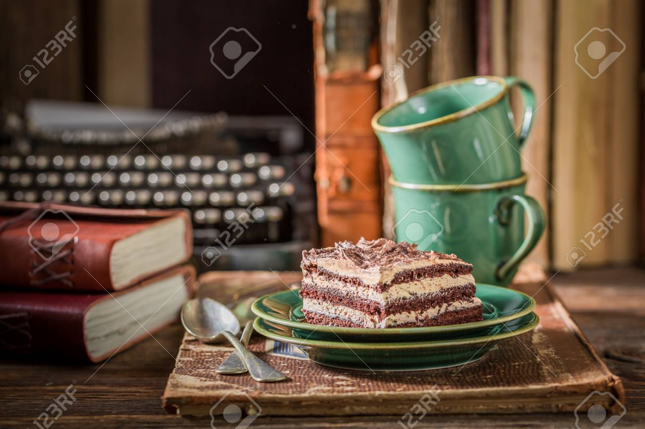 Gateau Fait Maison Et Cafe Avec Des Livres Et Une Machine A Ecrire Banque D Images Et Photos Libres De Droits Image