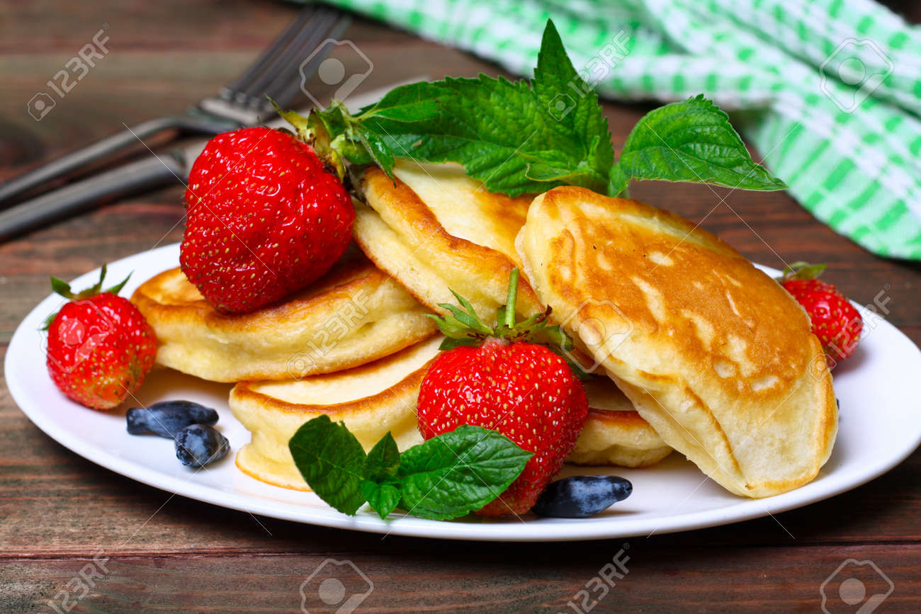 いちごおいしい出来立てパンケーキのプレート の写真素材 画像素材 Image