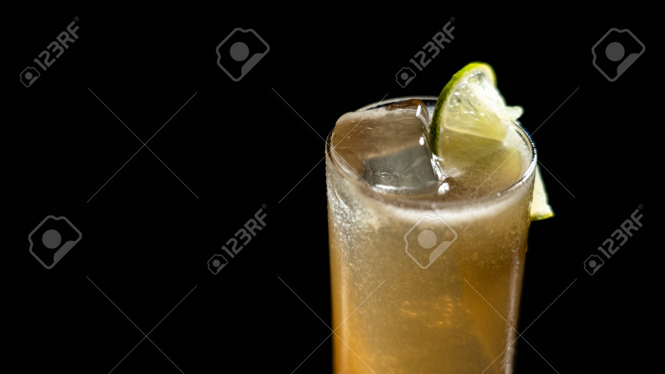 검은색 배경 위에 롱아일랜드 아이스티 칵테일 로열티 무료 사진, 그림, 이미지 그리고 스톡포토그래피. Image 198266415