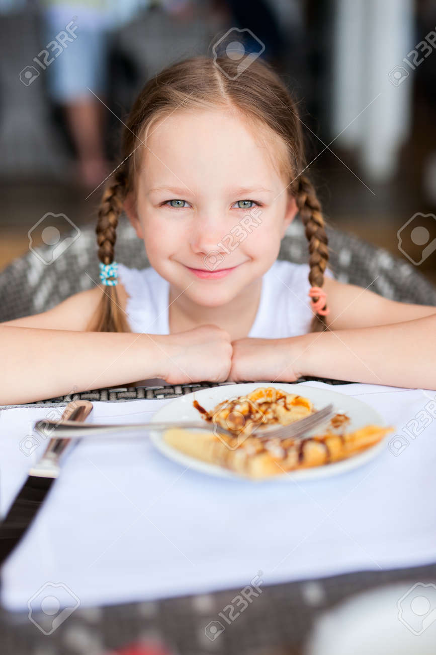 レストランで朝食を食べるかわいい女の子 の写真素材 画像素材 Image