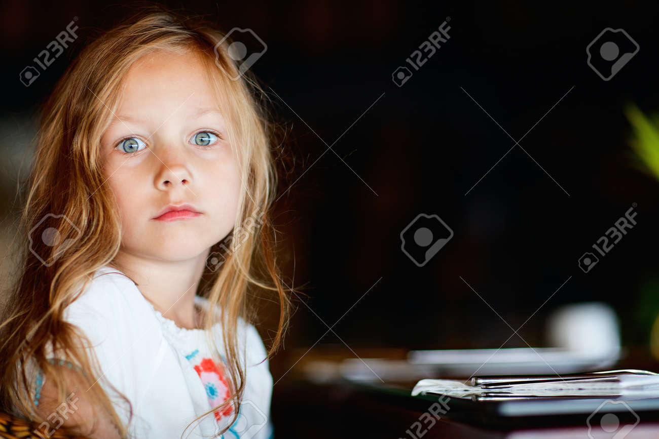 Portrait De Petite Fille Adorable Avec Les Cheveux Boucles Blonds Et Les Yeux Verts Banque D Images Et Photos Libres De Droits Image