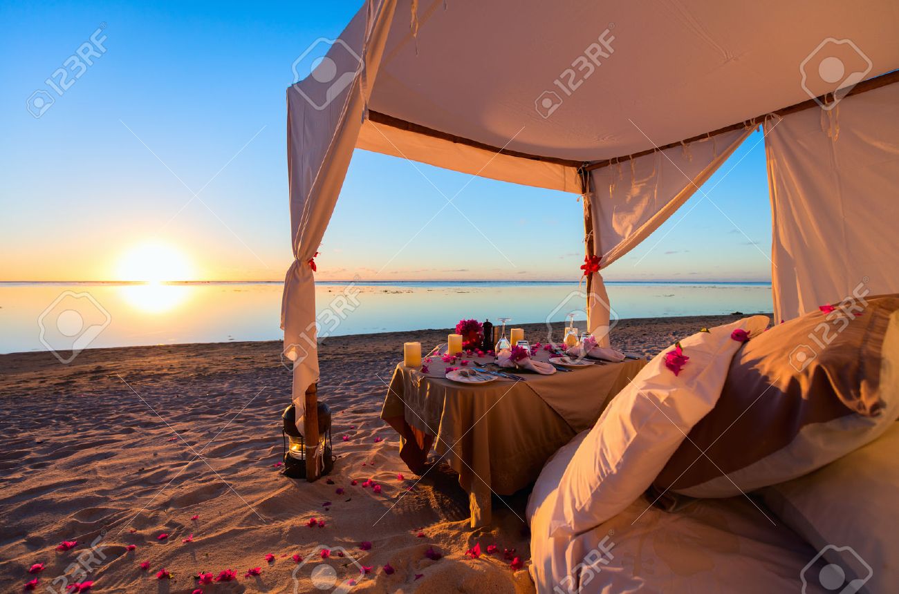 Romantique Cadre Du Diner De Luxe A La Plage Tropicale Sur Le Coucher Du Soleil Banque D Images Et Photos Libres De Droits Image