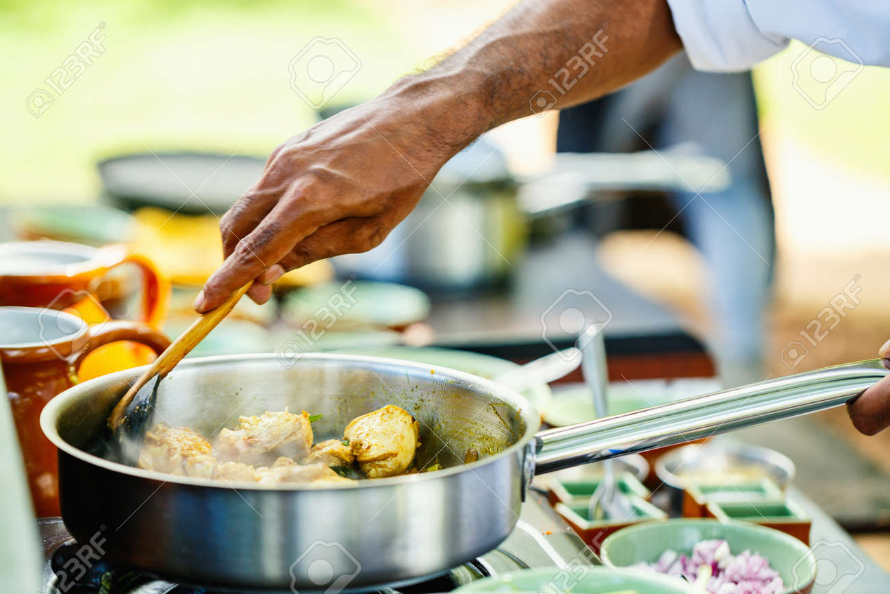 料理教室で柔らかい鶏胸肉を使った伝統的なスリランカカレー料理の準備 の写真素材 画像素材 Image