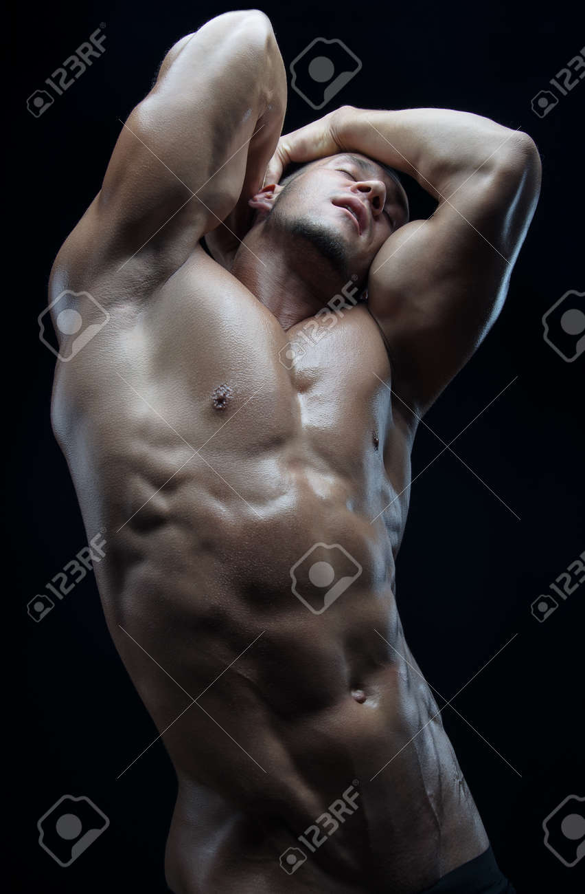 Fisicoculturista Y El Tema De La Tira: Hermosa Con Los Músculos Bombeados Hombre  Desnudo Posando En El Estudio Sobre Un Fondo Oscuro Del Arte Fotos,  retratos, imágenes y fotografía de archivo libres