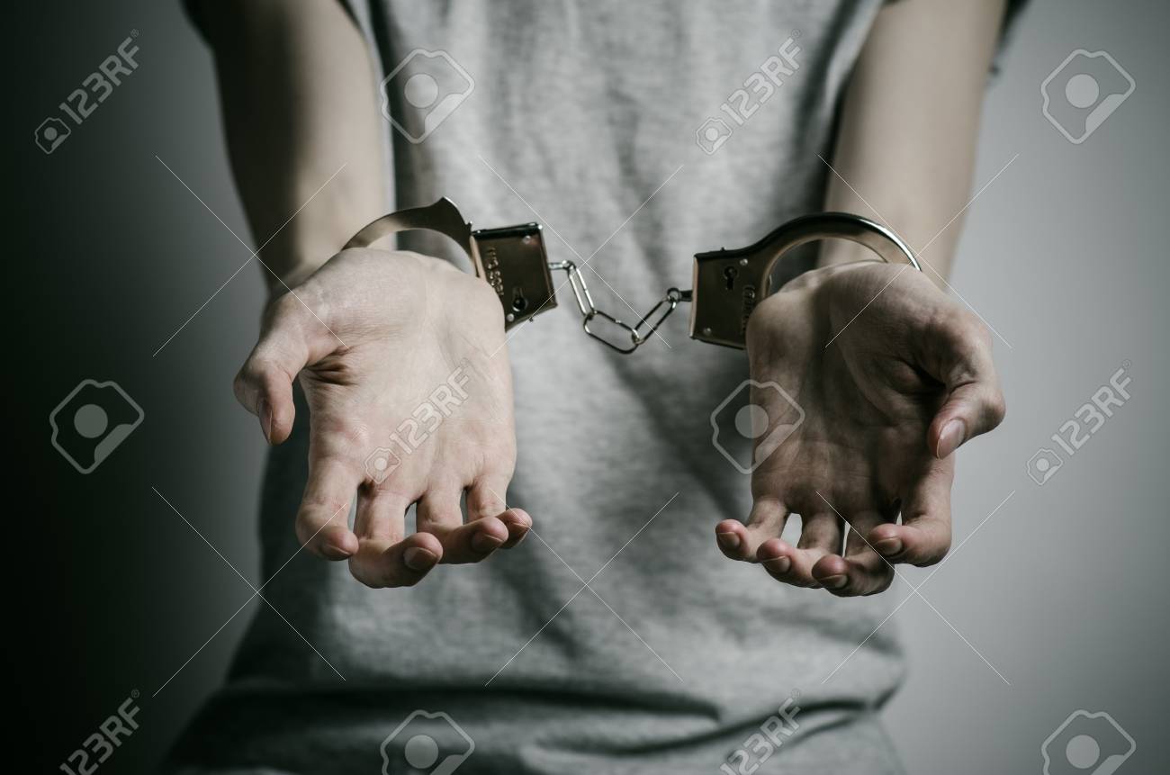 刑務所と有罪判決を受けたトピック 婦女暴行者に手錠をかけた灰色の背景にグレーの T シャツに彼の手に手錠を持つ男 の写真素材 画像素材 Image 刑務所と有罪判決を受けたトピック 婦女暴行者に手錠をかけた灰色の背景にグレーの T シャツに彼の手に手錠を持つ男 の写真素材 画像素材 Image