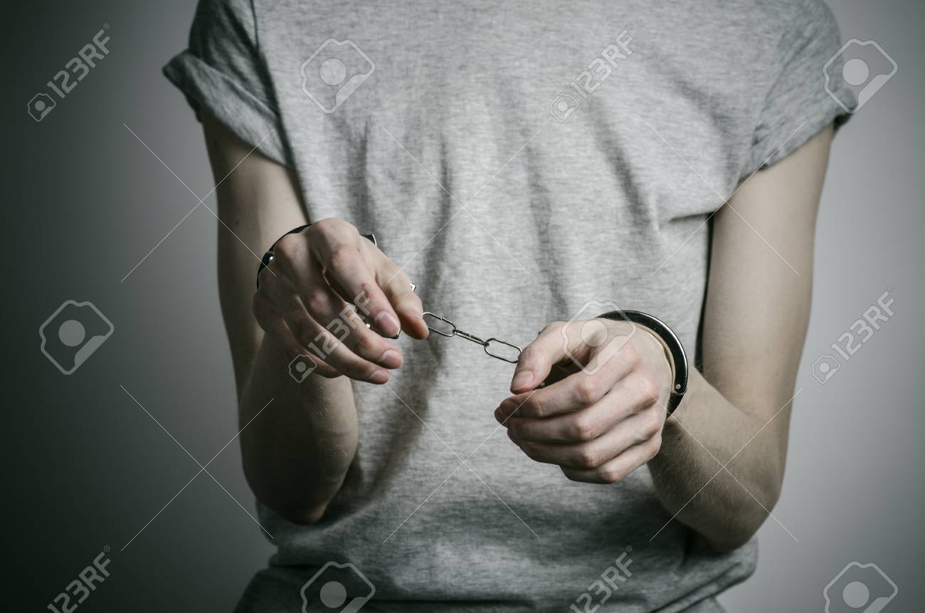 刑務所と有罪判決を受けたトピック 婦女暴行者に手錠をかけた灰色の背景にグレーの T シャツに彼の手に手錠を持つ男 の写真素材 画像素材 Image 刑務所と有罪判決を受けたトピック 婦女暴行者に手錠をかけた灰色の背景にグレーの T シャツに彼の手に手錠を持つ男 の写真素材 画像素材 Image