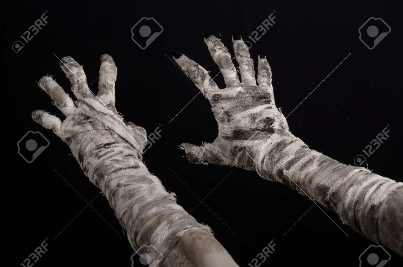 O que é major education em ingles Halloween mummy hands