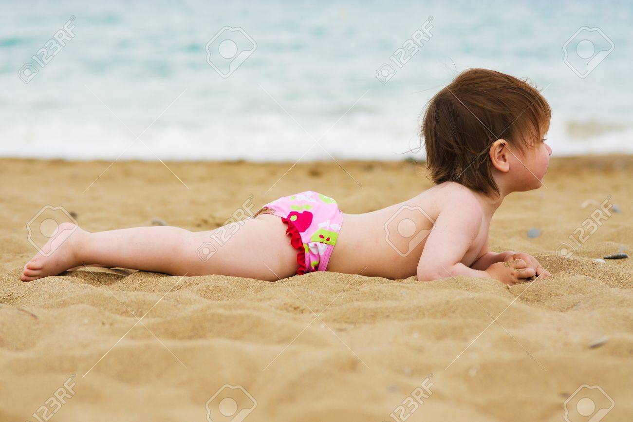 Toddler Girl Bebe Couche Sur La Plage De Sable Se Bronzer Banque D Images Et Photos Libres De Droits Image