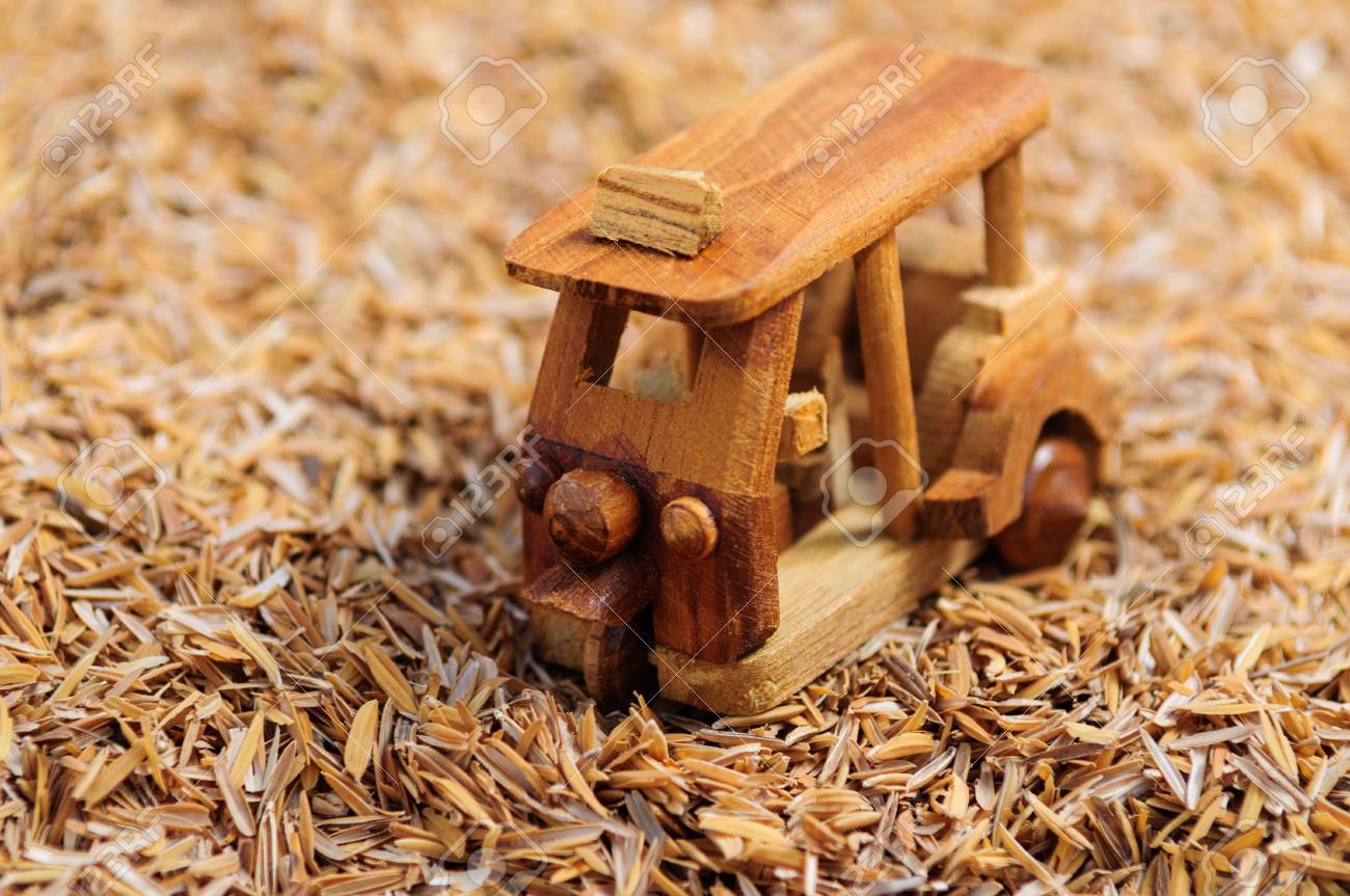 木の車のおもちゃを作るショット の写真素材 画像素材 Image