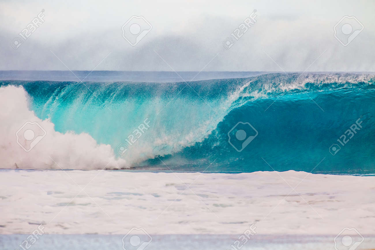 ノースショア オアフ島 ハワイの世界有名なバンザイ パイプライン サーフィン波 の写真素材 画像素材 Image