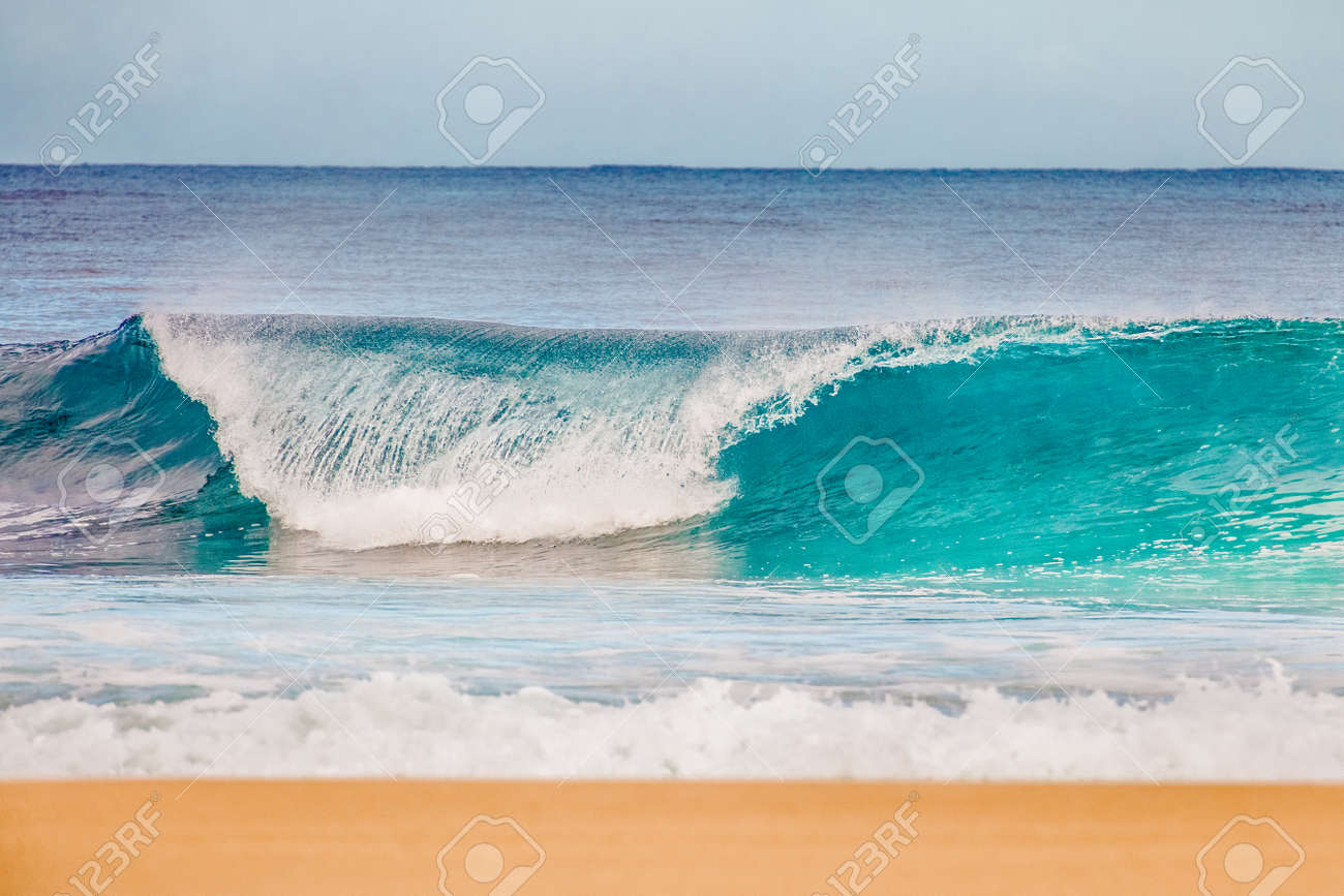 ノースショア オアフ島 ハワイの世界有名なバンザイ パイプライン サーフィン波 の写真素材 画像素材 Image