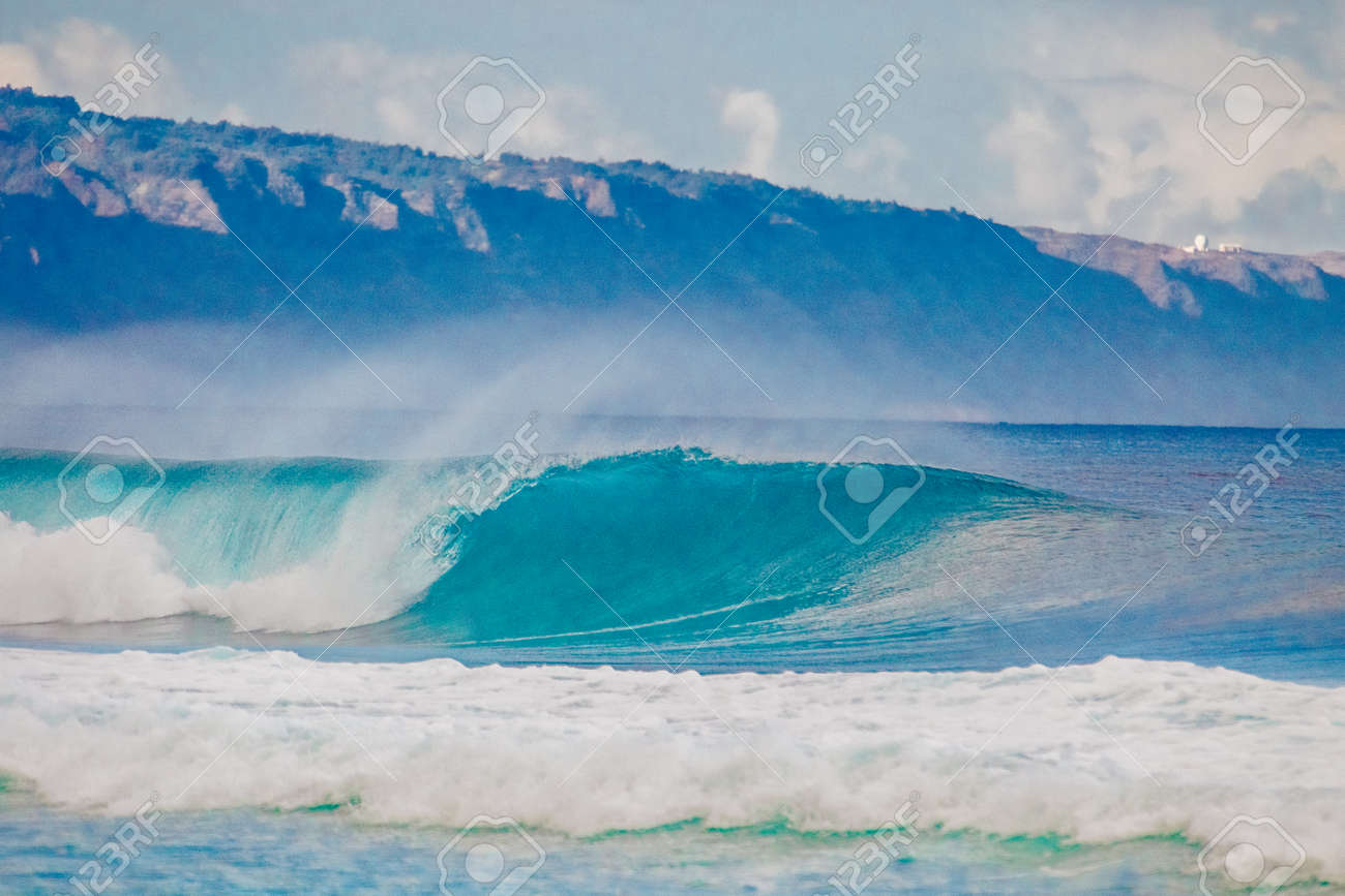 ノースショア オアフ島 ハワイの世界有名なバンザイ パイプライン サーフィン波 の写真素材 画像素材 Image