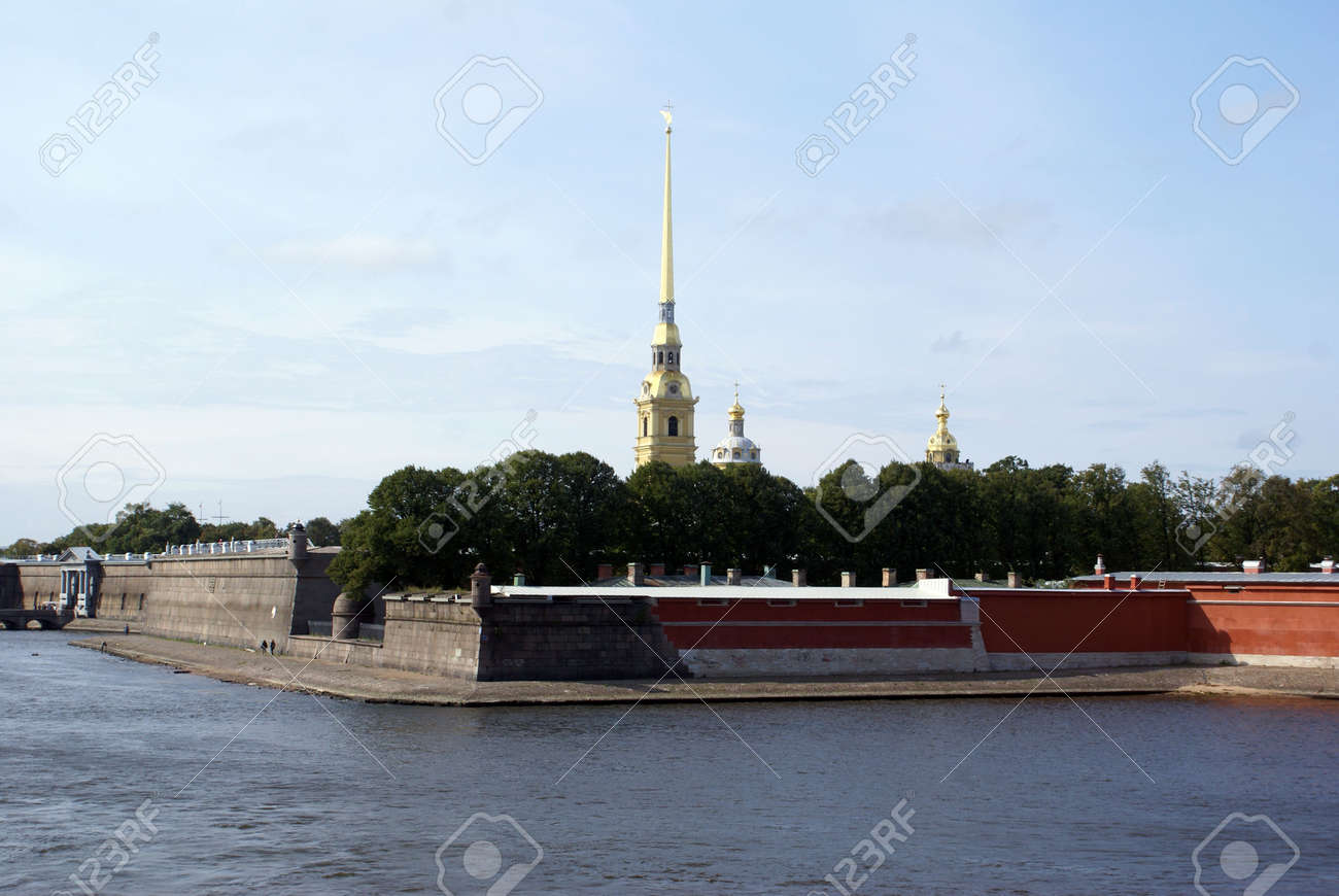 サンクトペテルブルク ロシアでネヴァ川のペトログラードスカヤ クレポスト の写真素材 画像素材 Image