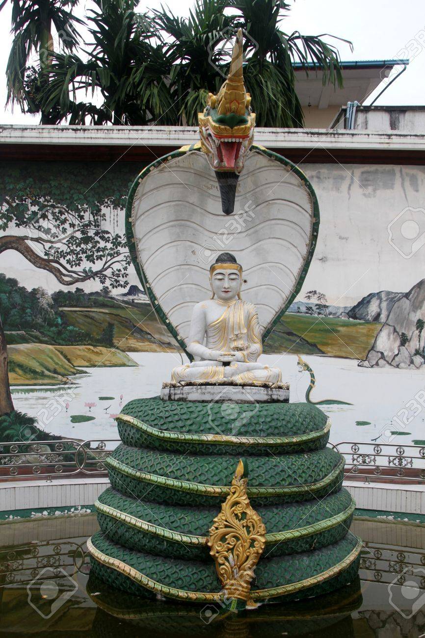 大蛇ナーガと悟り仏/