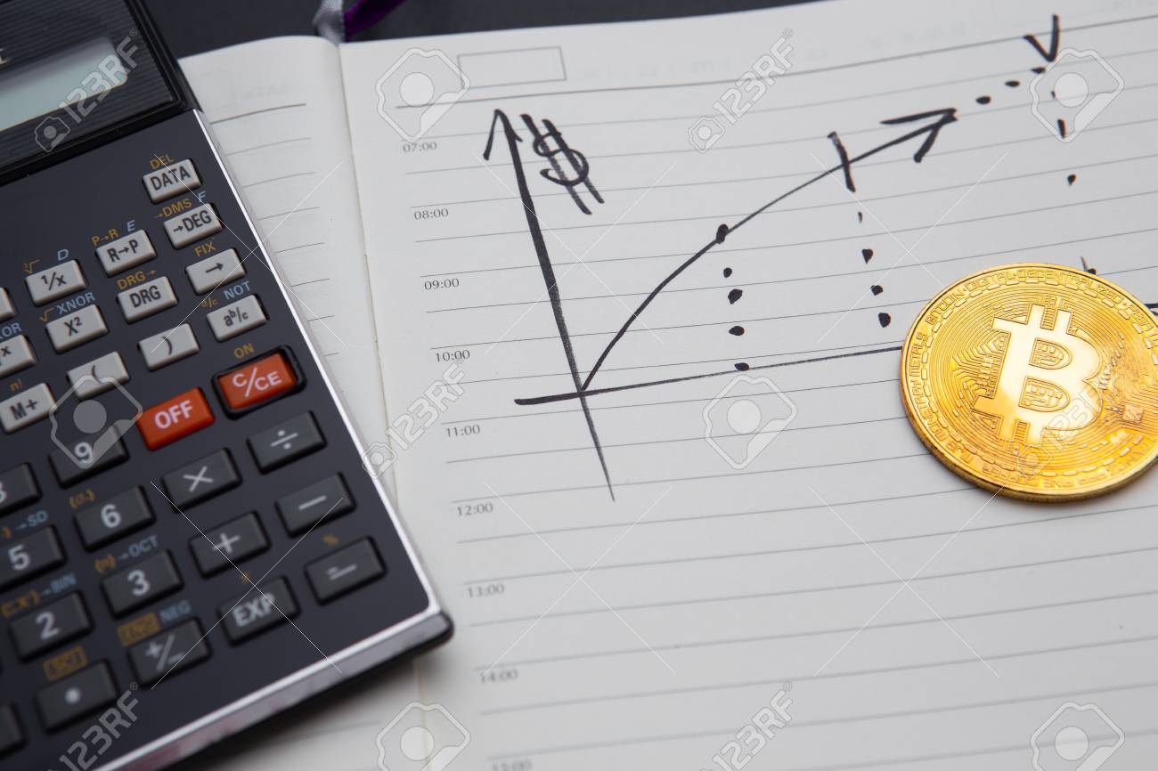 암호화 통화 소득에 투자하는 방법을 학습하는 일기의 황금 비트코인 계산기 상승 그래프 자본 수익성에 대한 고효율 수익 로열티 무료  사진, 그림, 이미지 그리고 스톡포토그래피. Image 109914992