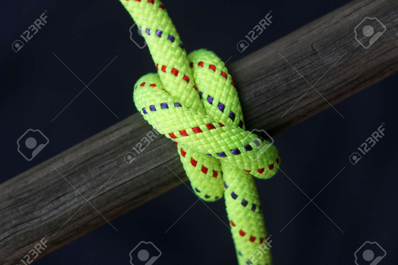 古い木の棒 クローブヒッチ巻いて明るい緑ナイロン ロープ の写真素材 画像素材 Image 古い木の棒 クローブヒッチ巻いて明るい緑ナイロン ロープ の写真素材 画像素材 Image