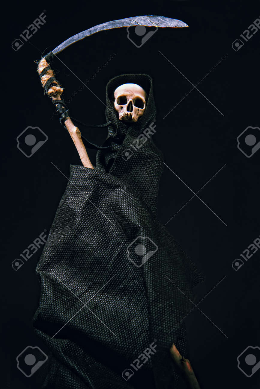 Símbolo De La Muerte Convencional Con Una Calavera Inclinada En Una Túnica  Oscura Con Capucha Sobre Un Fondo Oscuro Fotos, retratos, imágenes y  fotografía de archivo libres de derecho. Image 129677488, image size:867x1300