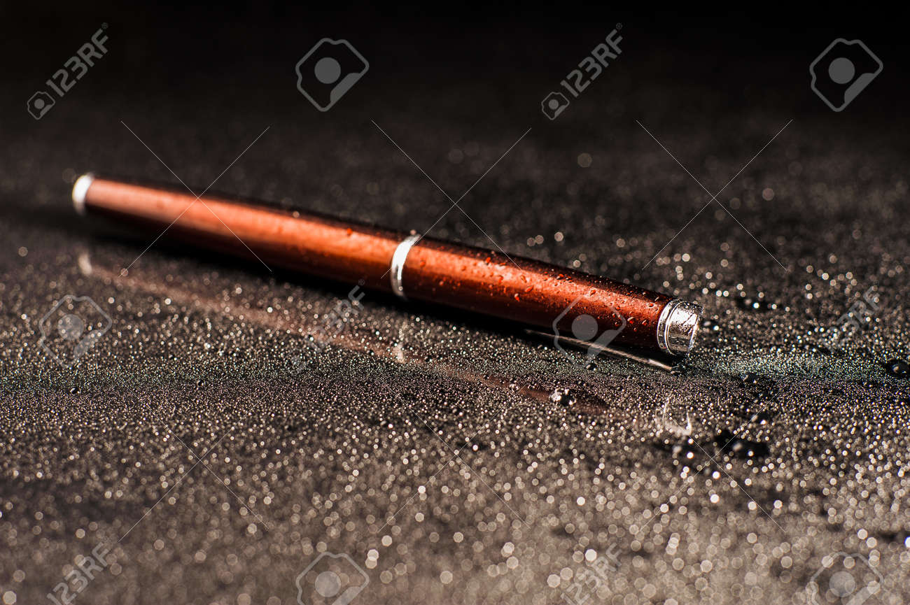 Stift auf schwarz Background.Creative Ideen für Werbung Stift auf schwarz Background.Creative Ideen für Werbung