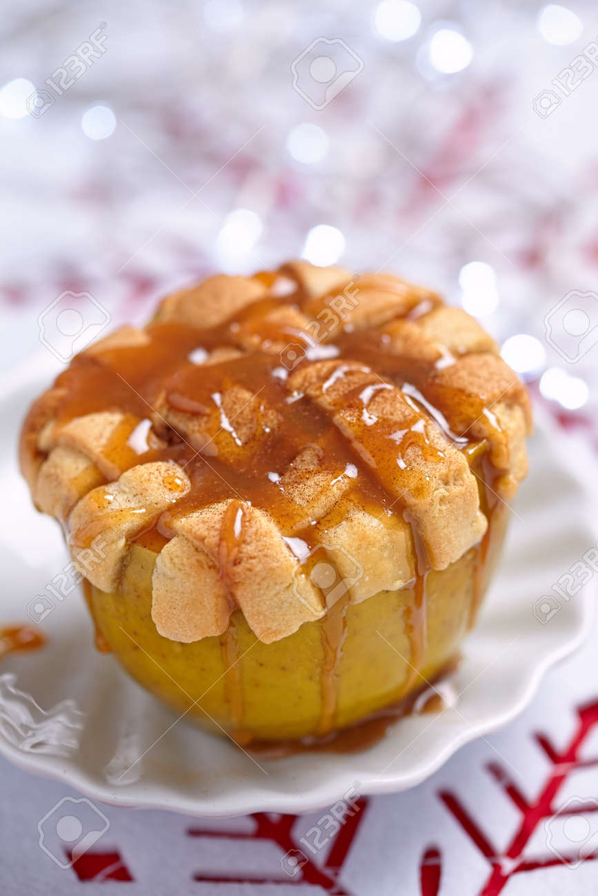 Pomme Au Four Avec La Croute De Tarte De La Cannelle Et De