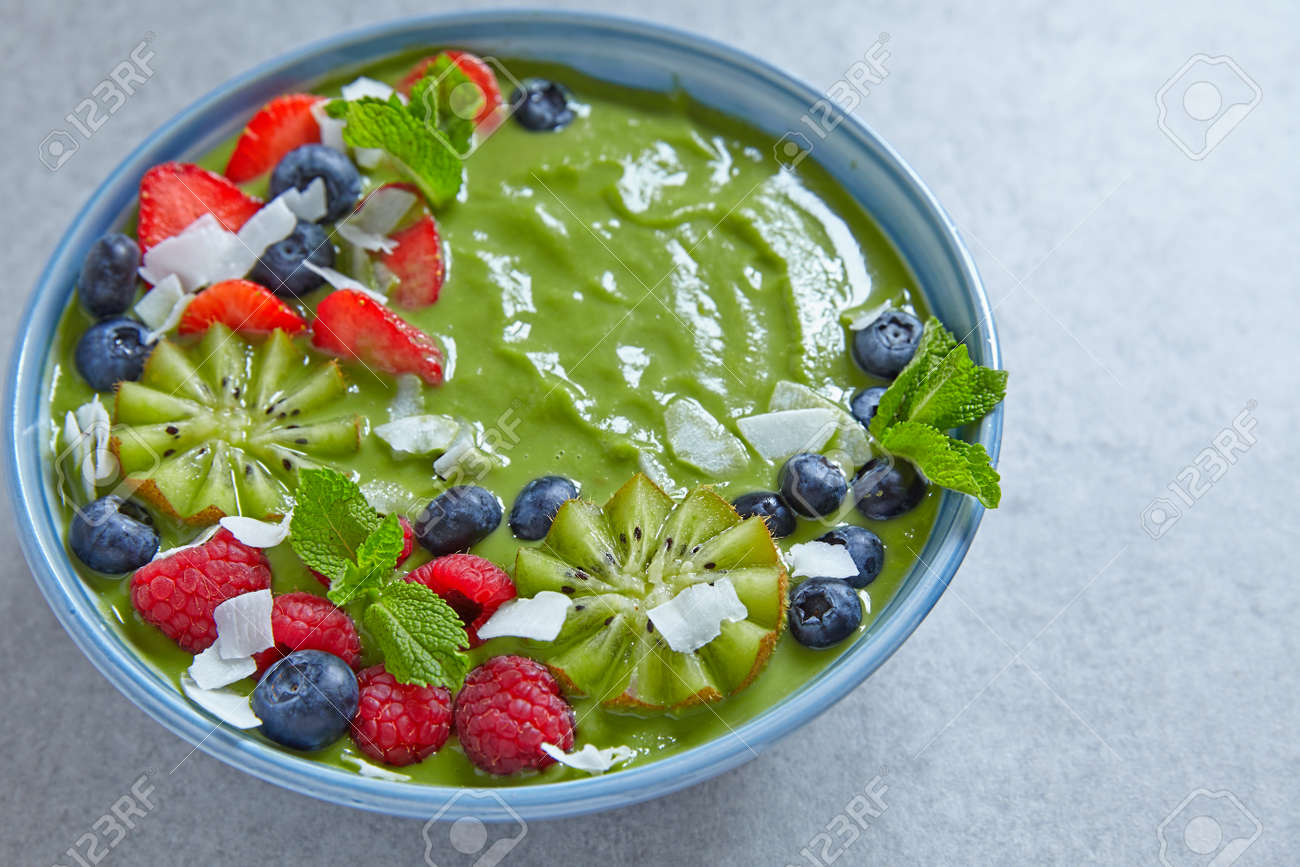朝食グリーンスムージー ボウル果物やベリー類をトッピング の写真素材 画像素材 Image