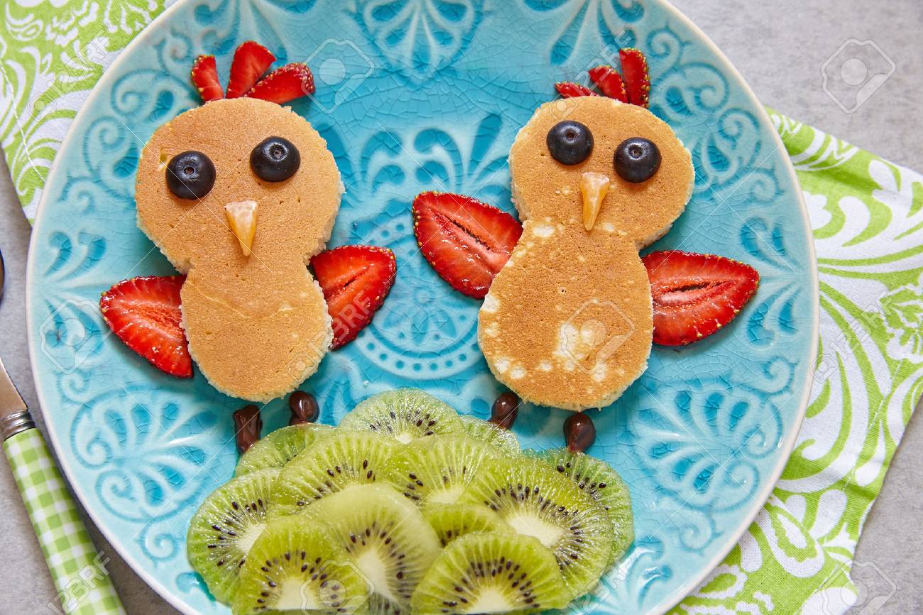 Poulets Droles Crepes Aux Fruits Pour Le Petit Dejeuner Pour Les Enfants Banque D Images Et Photos Libres De Droits Image 59150157