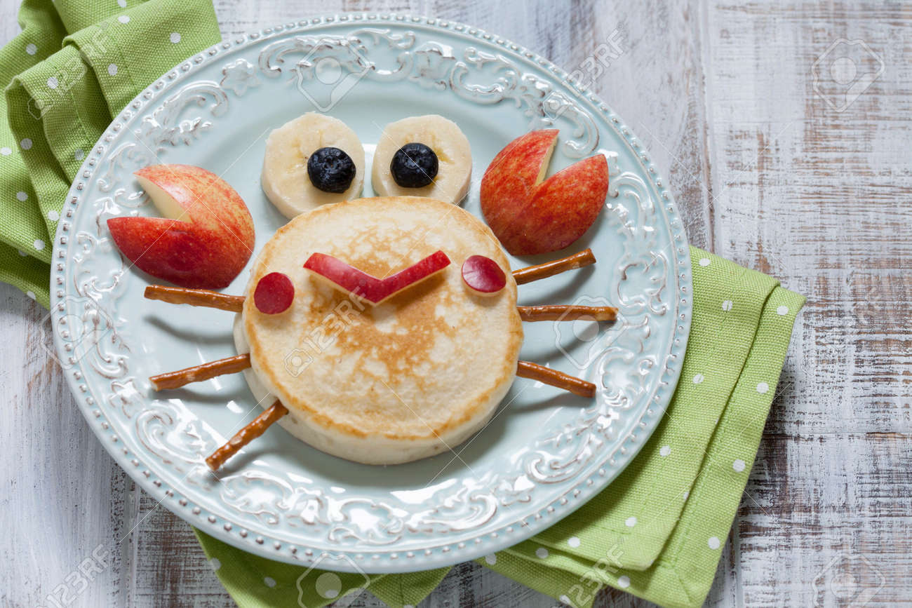 子供の面白い無料の朝食 アップルとカニをパンケーキします の写真素材 画像素材 Image