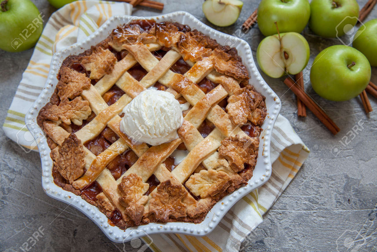 가을이 전통적인 미국의 애플 파이 음식 장식 나뭇잎 로열티 무료 사진, 그림, 이미지 그리고 스톡포토그래피. Image 85541468