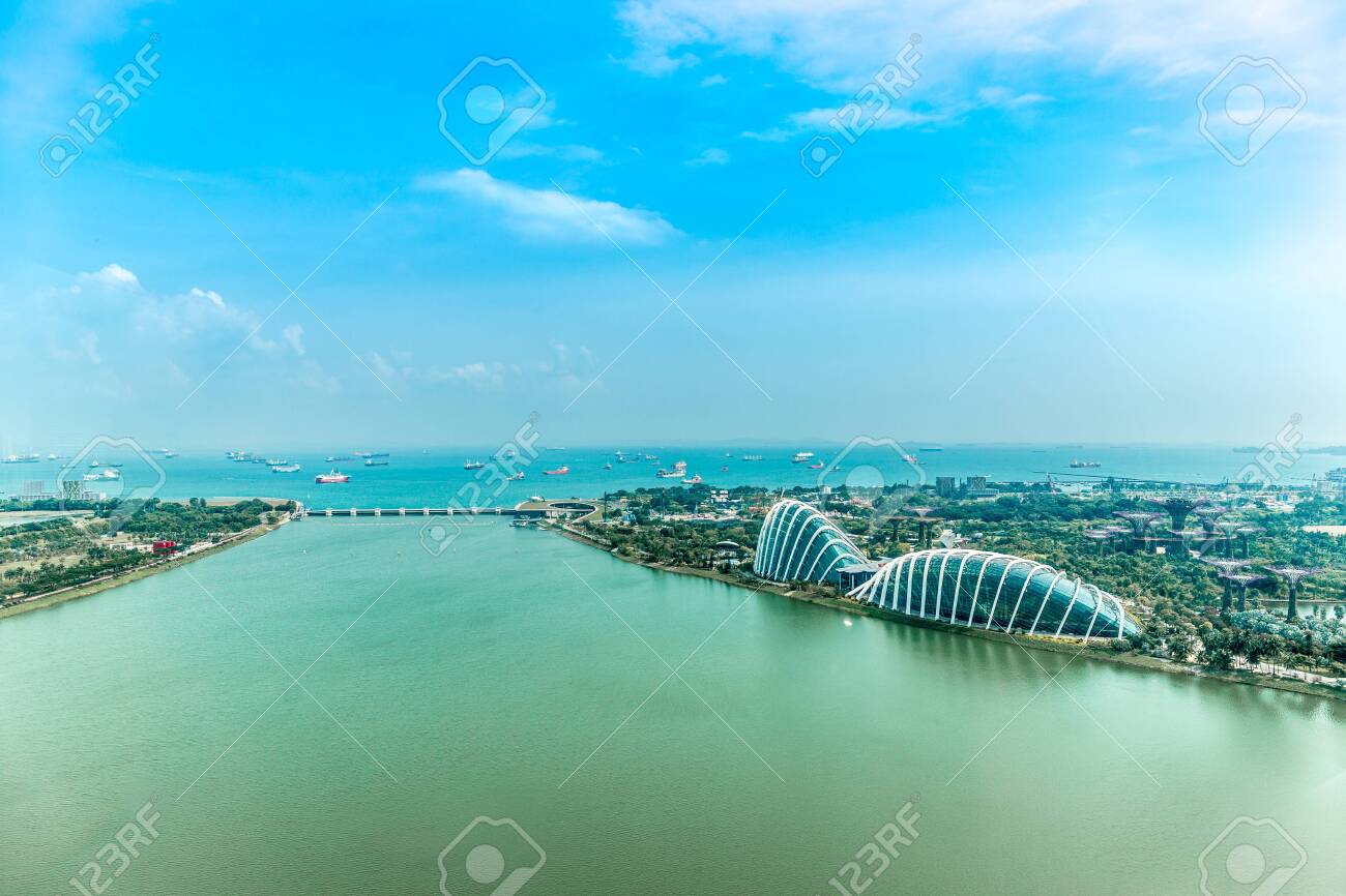 Aerial View Overlooking The Singapore Strait With Gardens By The Bay, The  Flower Dome And A Bright Blue Sky In Singapore, Asia 免版權照片，圖片，畫像及圖片庫. Image  139771333