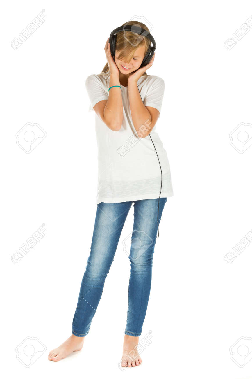 Jeune Fille écoute Debout à La Musique Avec Un Casque Sur Fond Blanc