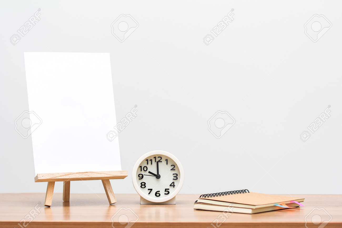 Holzerne Staffelei Mit Leeren Leinwand Runde Uhr Und Notebook Auf Dem Tisch Lizenzfreie Fotos Bilder Und Stock Fotografie Image