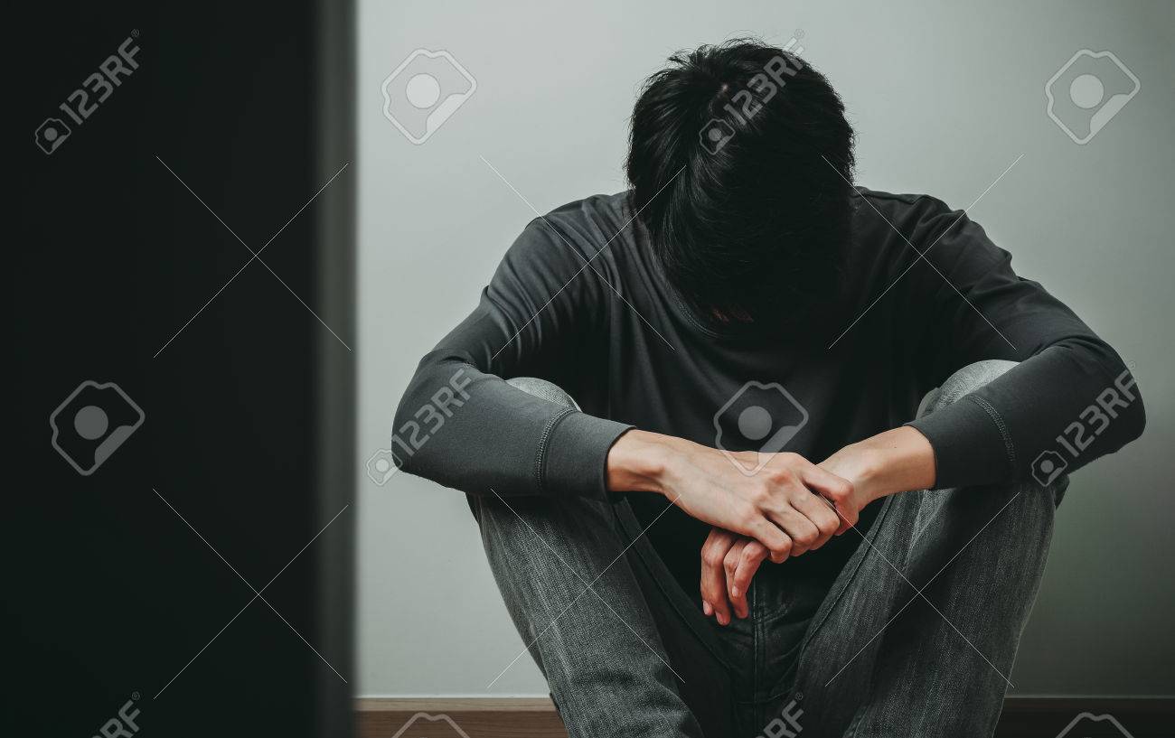 Homem De Joelhos Dobrados Sentado No Chão Sentindo-se Calmo Vetor
