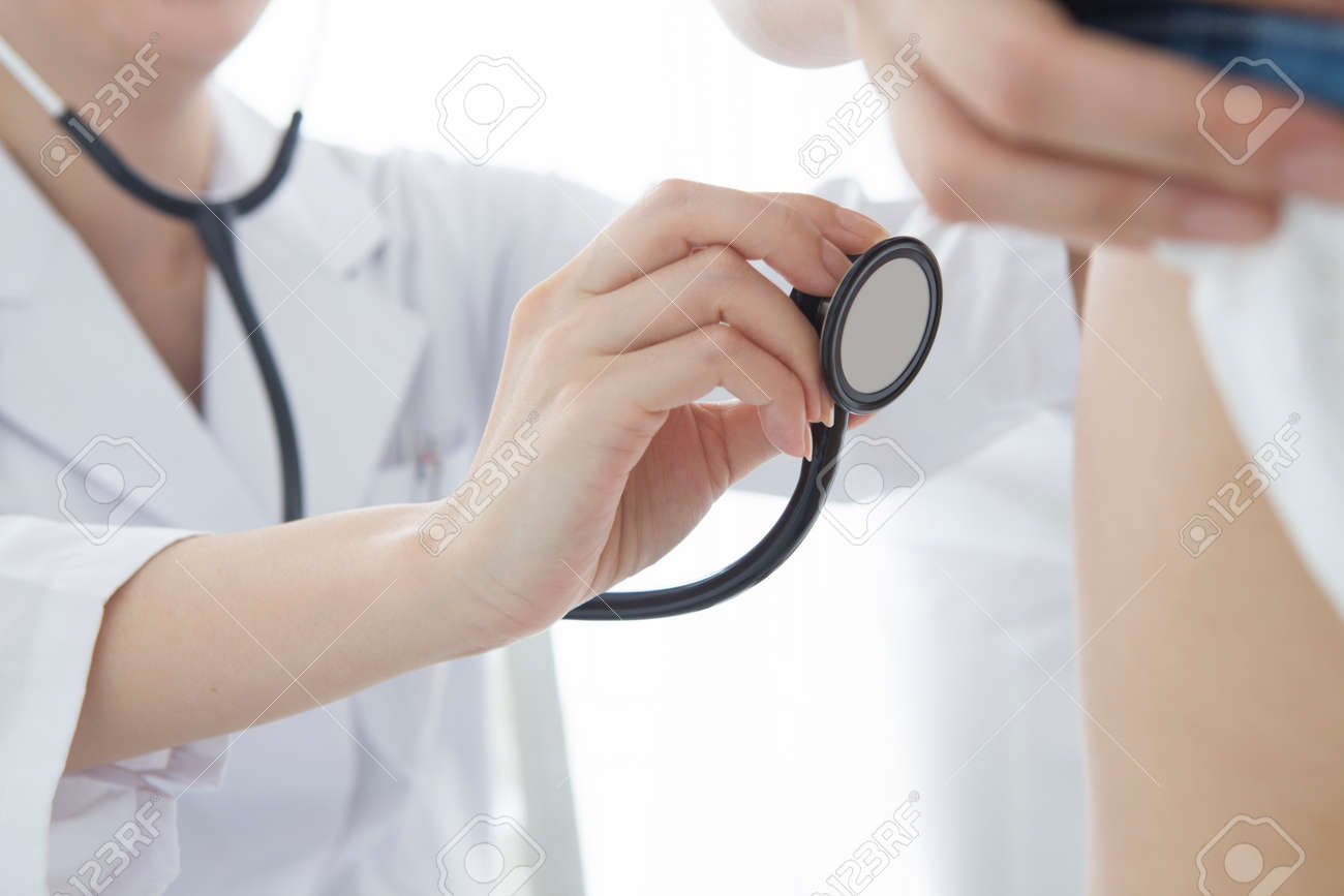 若い女性の医者は 聴診器で男性患者を診察します の写真素材 画像素材 Image 50006185
