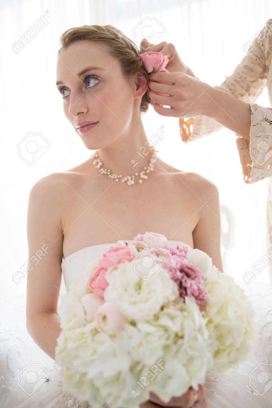 花髪飾り花嫁を着ている女性 の写真素材 画像素材 Image 花髪飾り花嫁を着ている女性 の写真素材 画像素材 Image