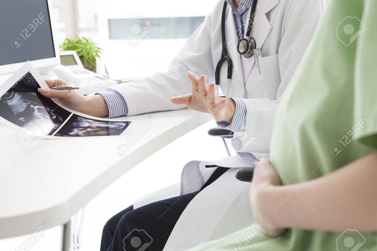 Gynecologist to explain to Pregnant woman - 51435583 Gynecologist to explain to Pregnant woman - 51435583