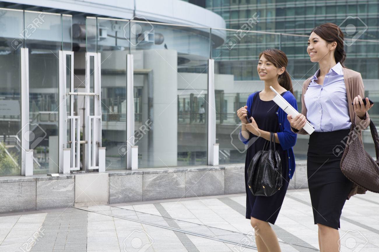 オフィス街に女性会社員 の写真素材 画像素材 Image