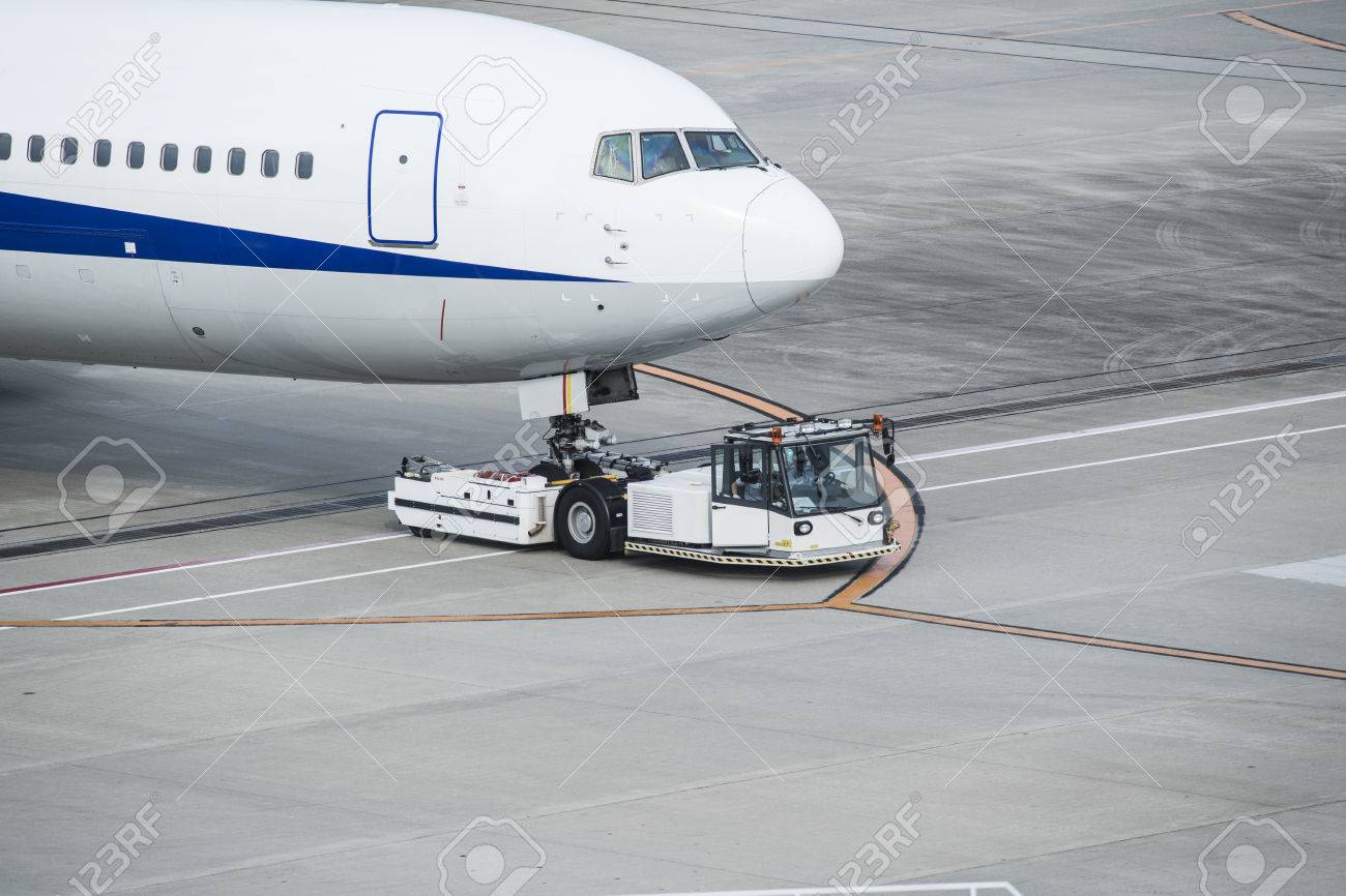 牽引車に引かれた飛行機 の写真素材 画像素材 Image 牽引車に引かれた飛行機 の写真素材 画像素材 Image