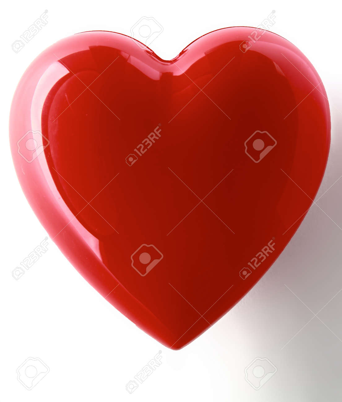 Ein Rotes Herz Auf Weissem Hintergrund Lizenzfreie Fotos Bilder Und Stock Fotografie Image 32398716