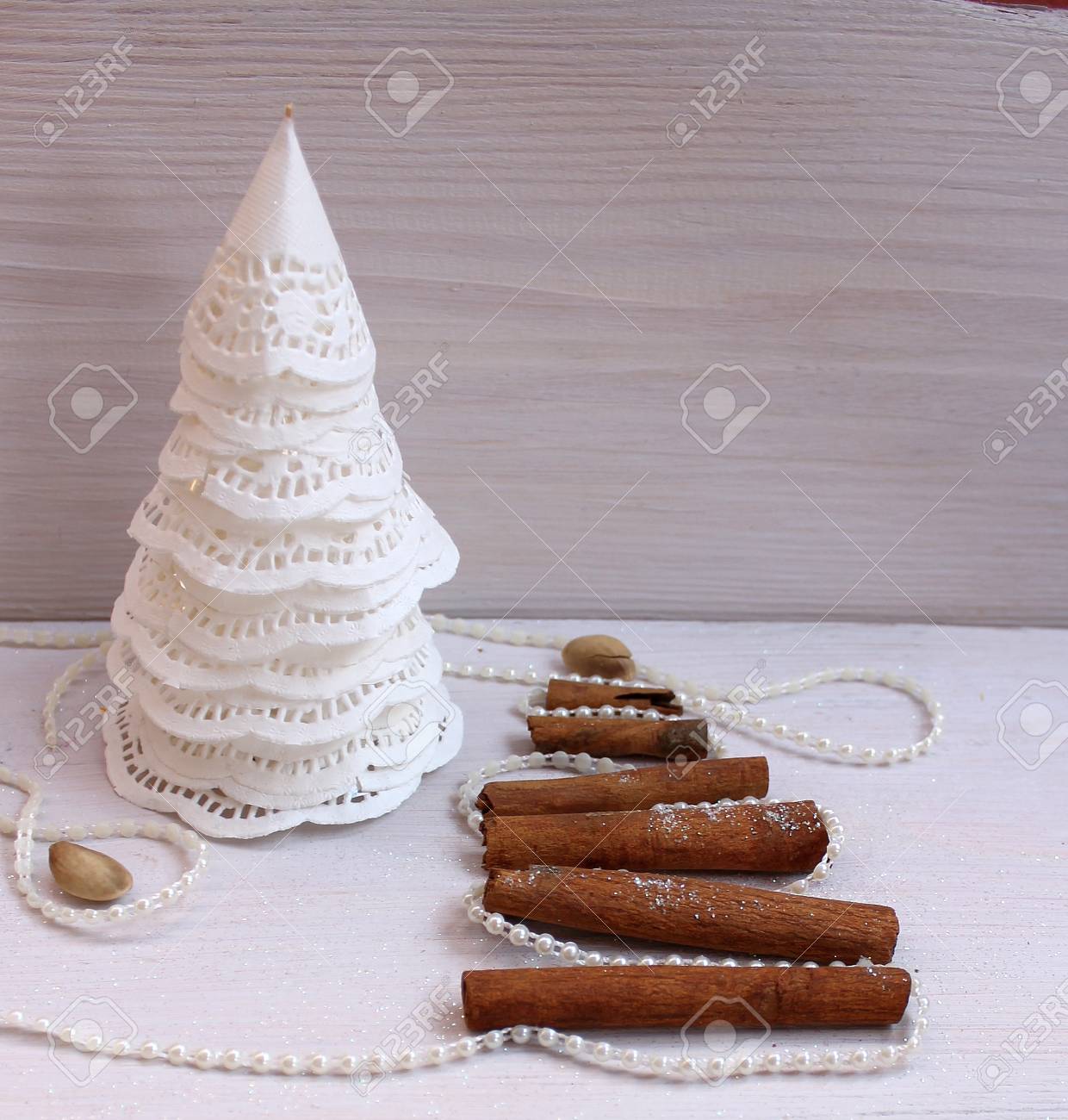 クリスマス組成クリスマス ツリーから雪片紙とシナモン棒 パールビーズ ピスタチオ の写真素材 画像素材 Image