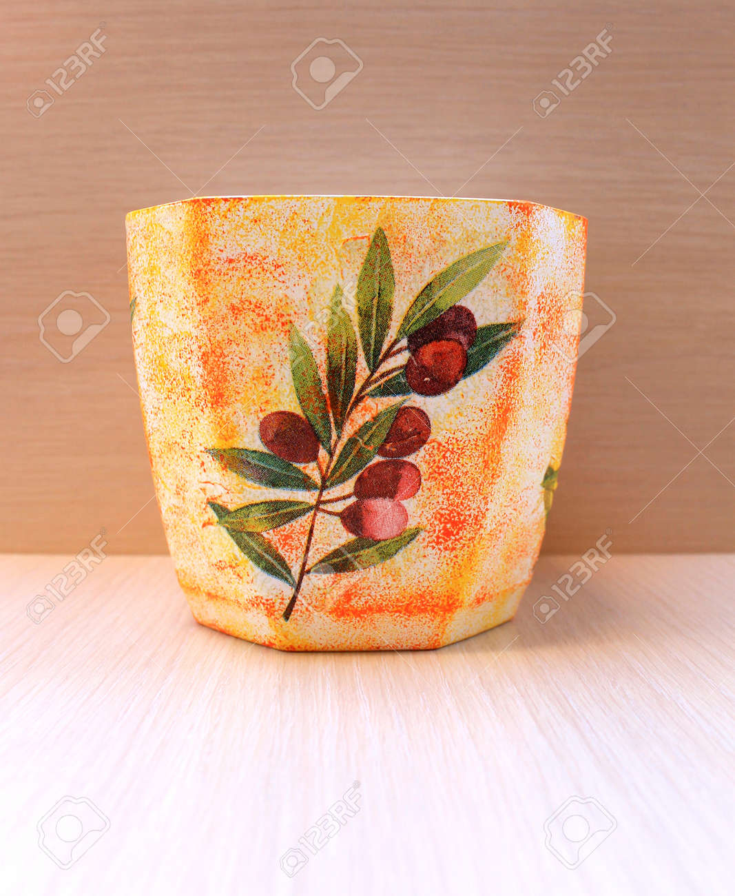 デコパージュ スタイルと手作りの美しい装飾植木鉢 の写真素材 画像素材 Image