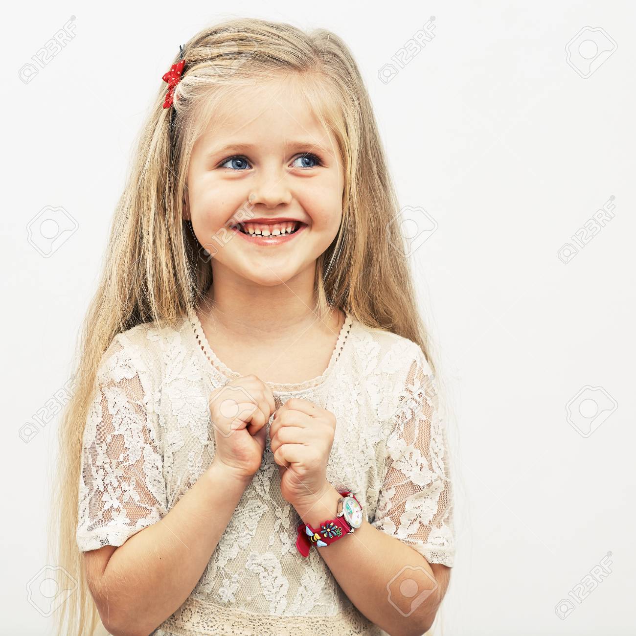 笑顔の女の子のファッションの肖像画 子供のモデル の写真素材 画像素材 Image