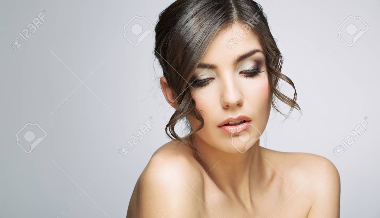 美しい女性の肖像画 ヌードの肩 女性モデルスタジオポージング の写真素材 画像素材 Image
