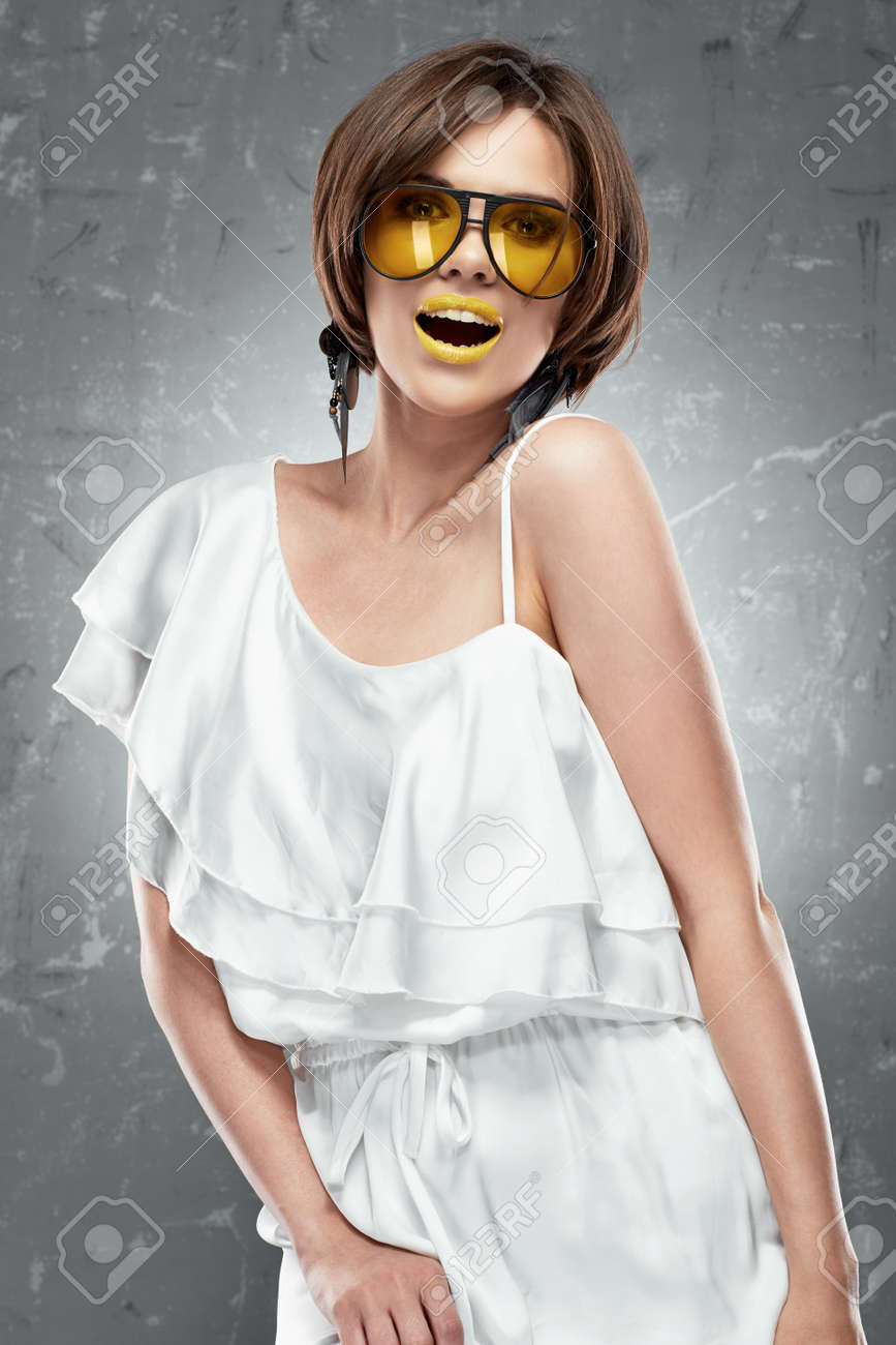 Mujer Modelo De Moda, Gafas De Sol Amarillas, De Cóctel Blanco. Retratos, Imágenes Y Fotografía De Archivo Libres De Derecho. Image 89924716.