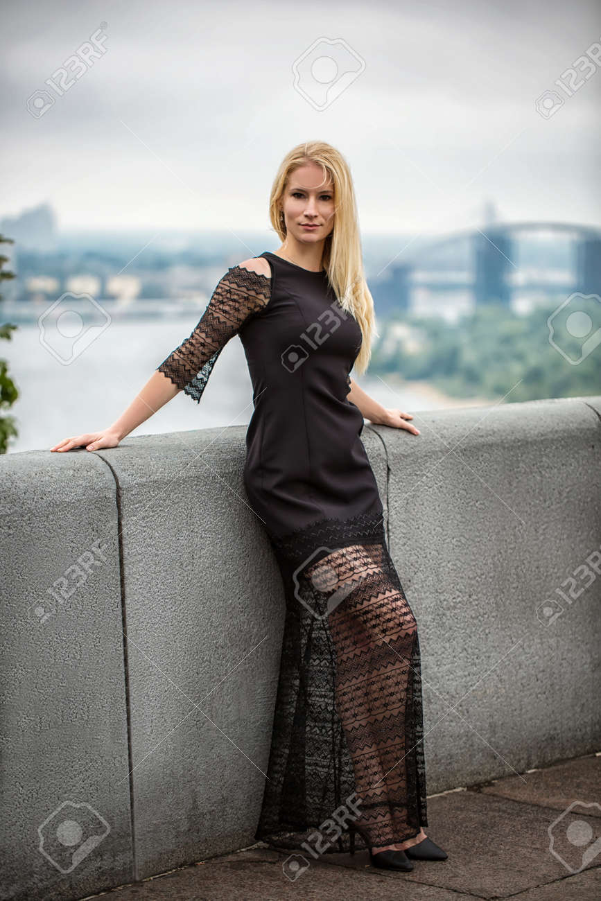 橋の下に立っている孤独な美人の肖像 秋 Rayny の日 キエフ の写真素材 画像素材 Image