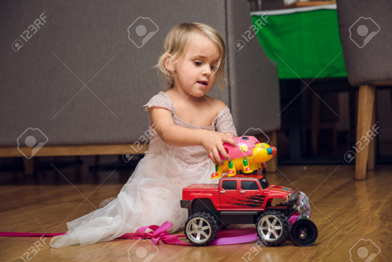 niño jugando con carros