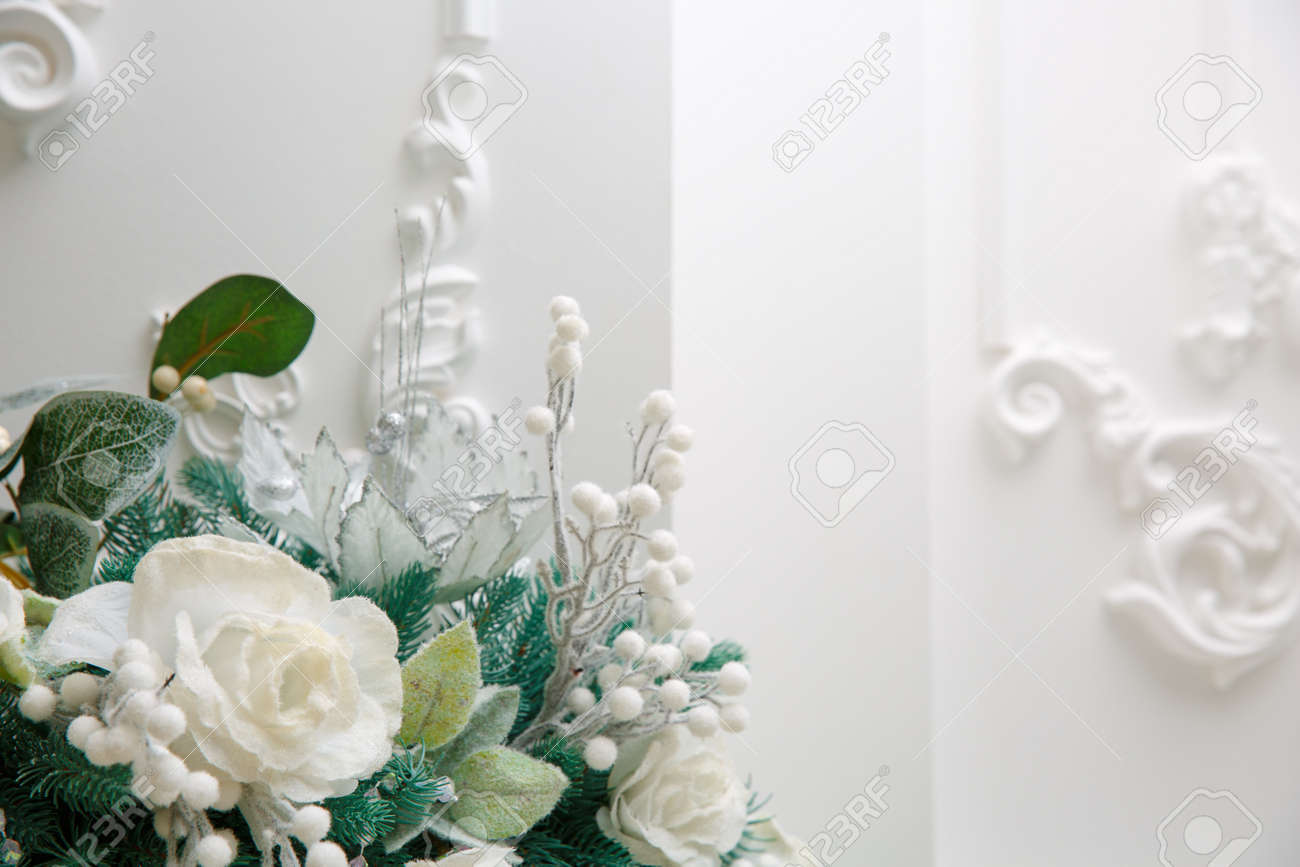 冬のスタイルは 白い背景の上のクリスマスの新鮮な花 白バラの花束 の写真素材 画像素材 Image