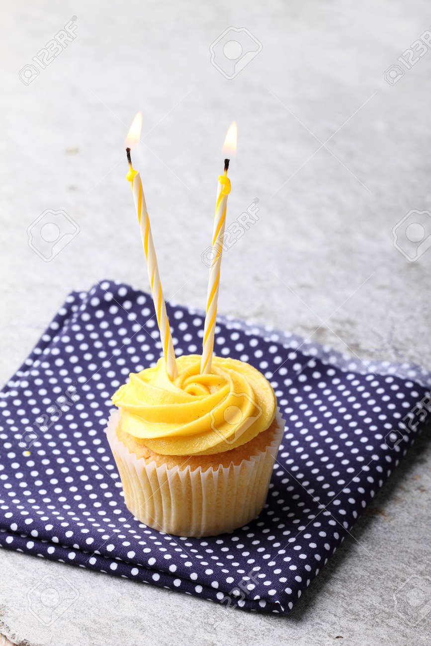 Petit Gateau Avec Le Glacage Tourbillon Decorer Avec Deux Bougies Pour La Fete D Anniversaire Banque D Images Et Photos Libres De Droits Image