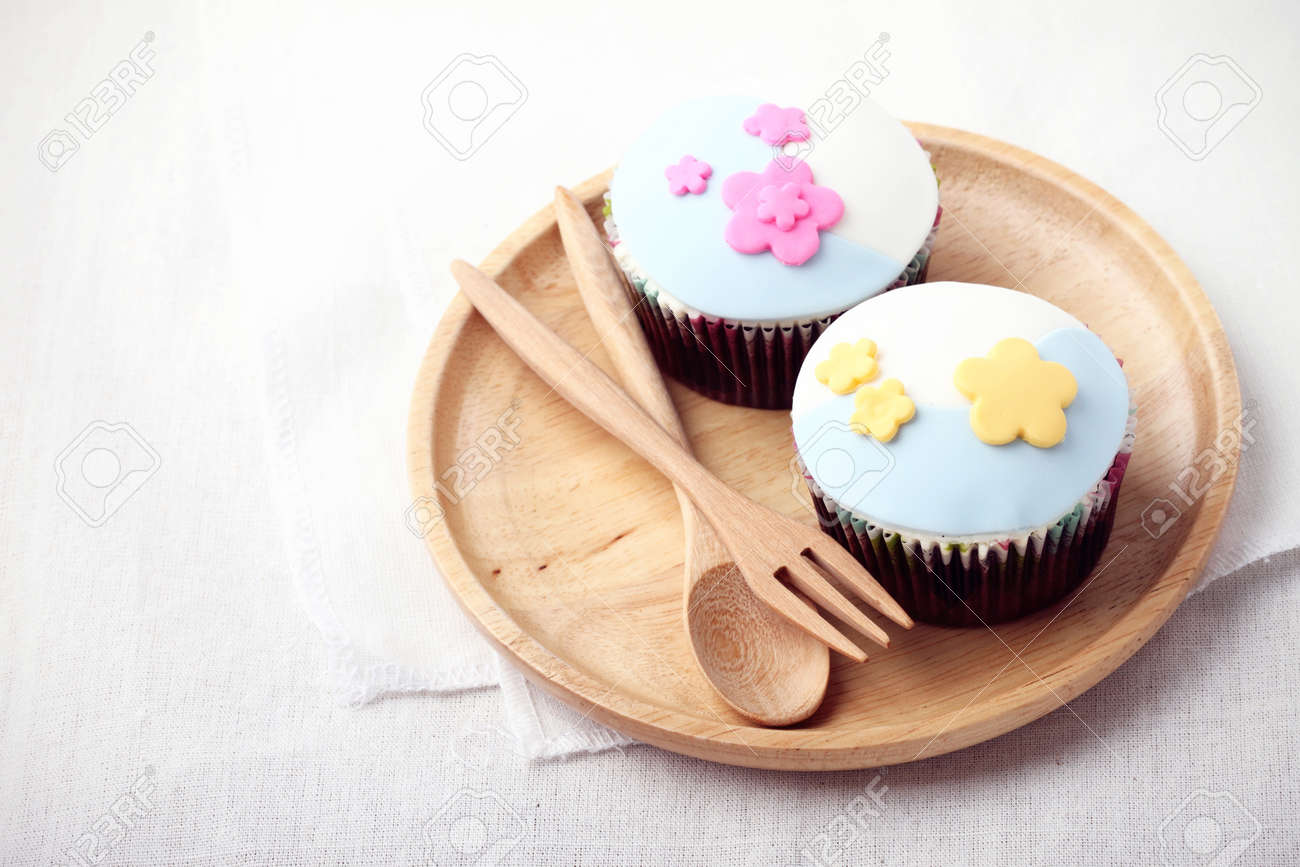 2 つのチョコレート ケーキを飾る木製のプレートにパステル カラー プレスセット の写真素材 画像素材 Image