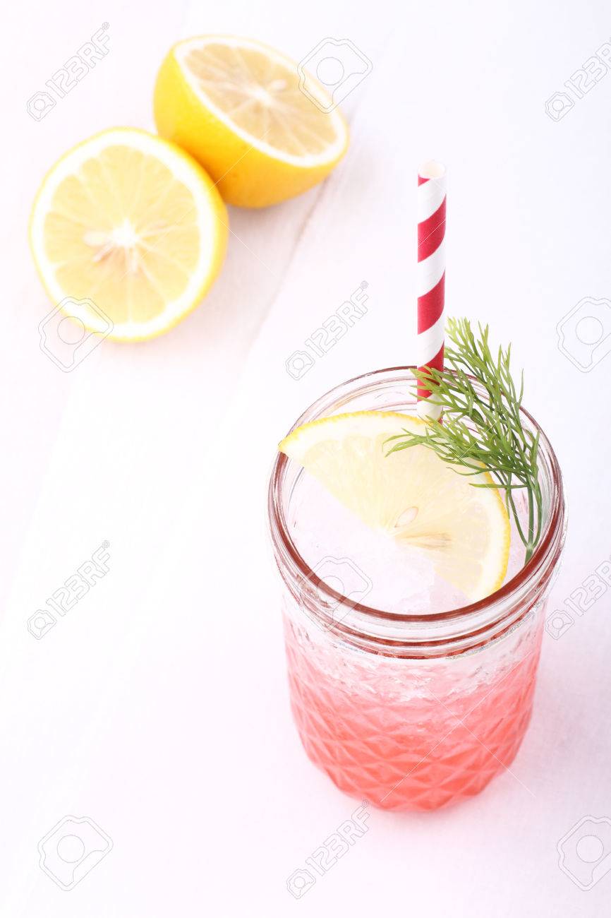 冷たいソフトド リンク アイス イチゴ シロップのソーダ レモンとディルを飾る の写真素材 画像素材 Image