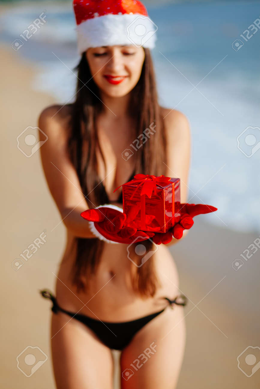 Ga door leveren Registratie Happy New Year Girl In Bikini On The Beach With Christmas Gift In Santa Hat Stock Photo, Picture And Royalty Free Image. Image 34530251. Ga door leveren Registratie Happy New Year Girl In Bikini On The Beach With Christmas Gift In Santa Hat Stock Photo, Picture And Royalty Free Image. Image 34530251.